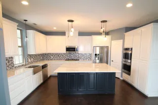 Full-Height Backsplashes vs Standard Backsplashes: What Works Best in Dallas Homes?