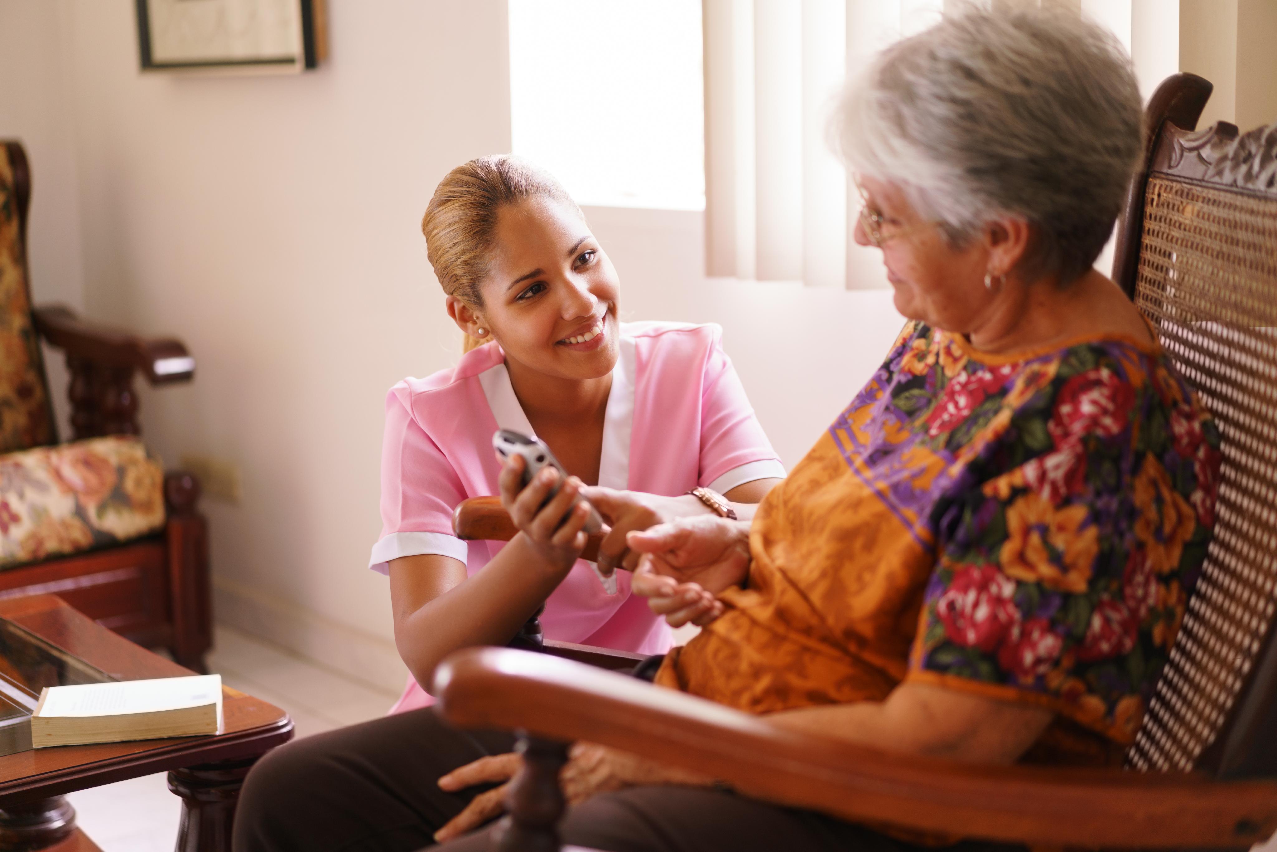 How Home Health Aides Support Alzheimer’s Patients: A Day in the Life