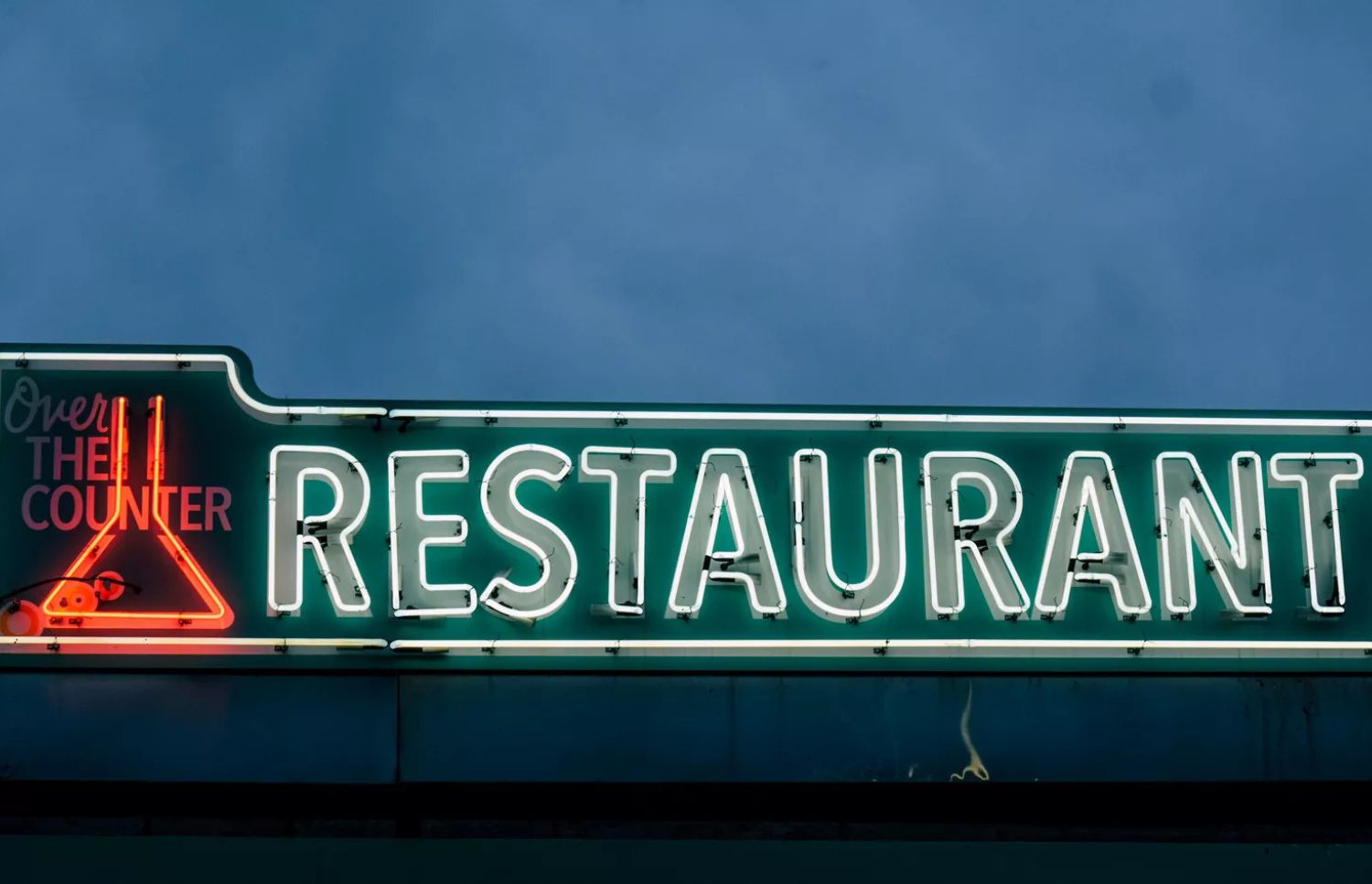 How Lighting Affects Sign Color and Readability