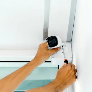 Installation de caméra extérieure à Angers : sécuriser sa maison efficacement