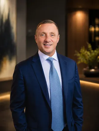 Dr. Lee Howard, Board-Certified Surgeon and Founder of Aeterna Club