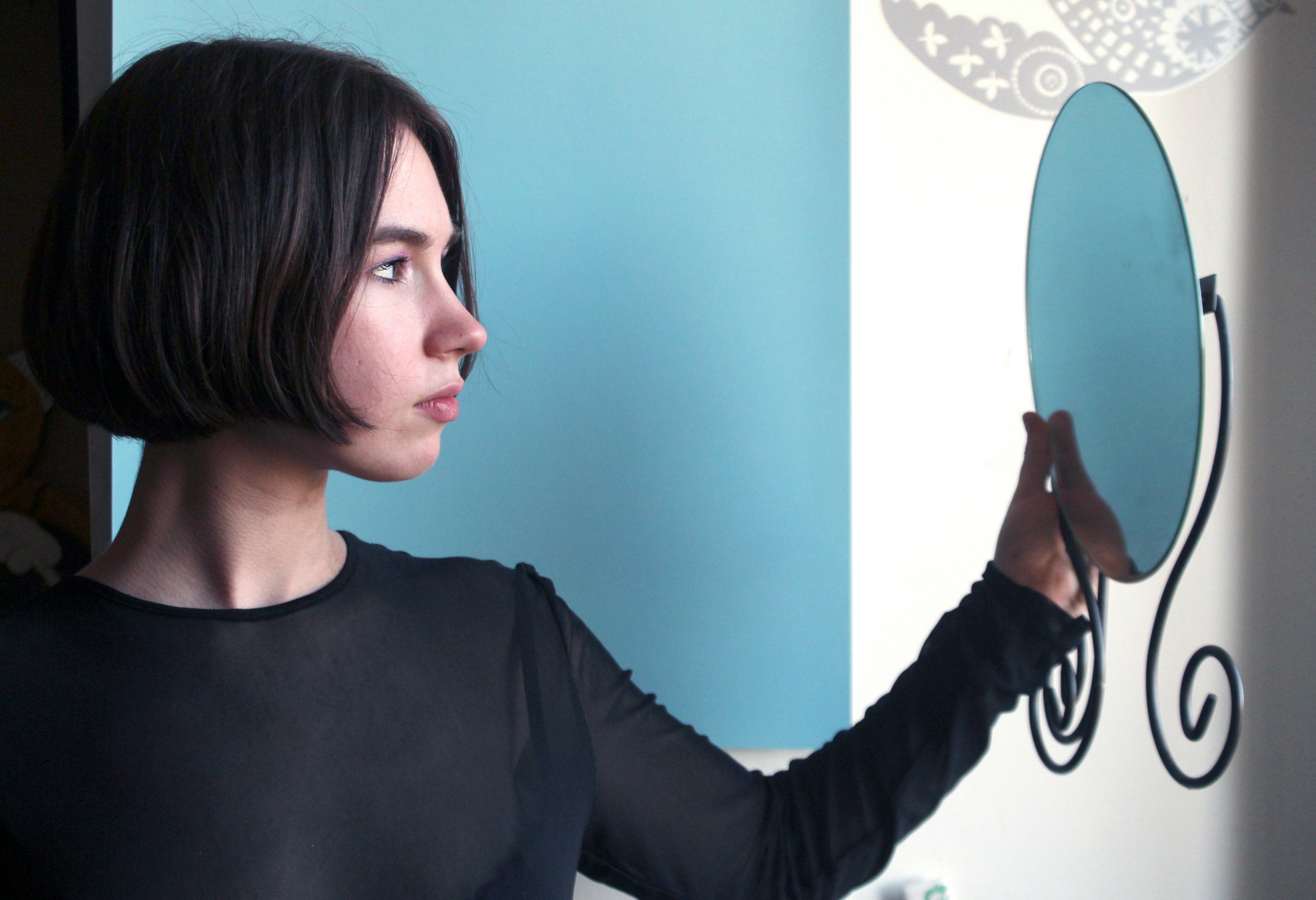 7 Ways to Describe Your Protagonist without Using the Mirror Cliché