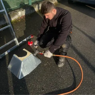 Réparer une gouttière endommagée avant les pluies automnales à Pierrelaye