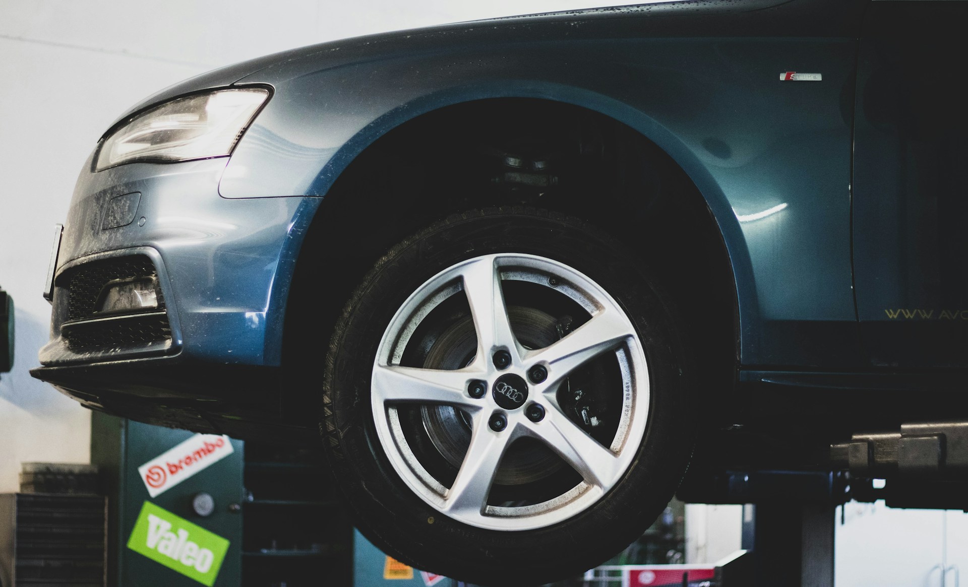 Wheel Alignment vs. Wheel Balancing in Glasgow: Symptoms, Costs, and Timing