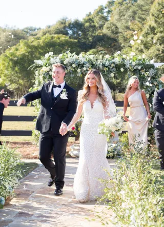 What Colors Wedding Guests Should Not Wear to a Wedding