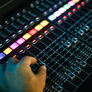 Éclairage événementiel professionnel en Belgique : transformer un lieu ordinaire en expérience immersive avec SONOLOCATION