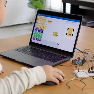 De Ce Este Important Să Învățăm Robotică De Mici? Avantajele Unui Curs de Robotică pentru Copii