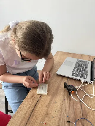 Vrei să-ți pregătești copilul pentru viitor? Hai să vorbim despre abilitățile digitale esențiale!