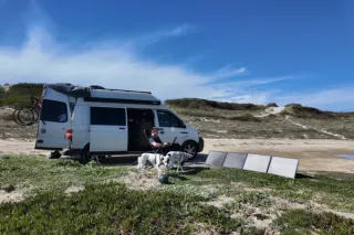 Vanlife Solar: Warum ich von reinen Dachmodulen auf eine Hybridlösung umgestiegen bin