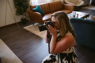 Behind the Scenes: What to Really Expect the Day of Your Boudoir Session
