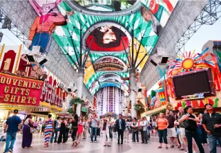 The Best Free Attractions on Fremont Street – A Must-See Guide! 🚀