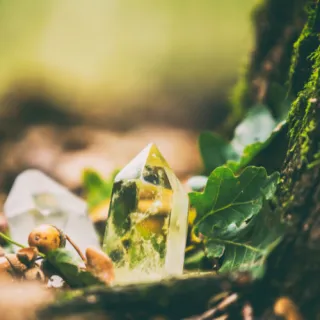 Discover the Magical Properties of 100 Crystals