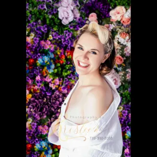 🌸 Confidence in Full Bloom – Summer Photoshoot Tips to Celebrate You
