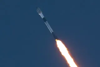 SpaceX Reanuda Lanzamientos del Falcon 9: Solución Rápida Tras Fallo de Julio