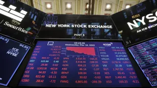 Wall Street sufre fuerte caída por temores económicos en EE.UU.