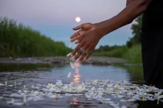 Super Full Moon in Cancer – Releasing Emotional Weight and Returning to Safety