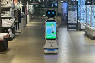 GLOBUS (Supermarkt des Jahres) mit Marketing Roboter von AudaMedia (SERROBOTS)