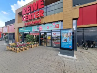 REWE setzt auf TOUCHwall Outdoor-Stelen