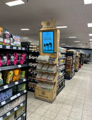 Nach dem großen Erfolg 2024: Nature Love setzt Premium-PoS-Innovationsserie TOUCHwall von AUDAMEDIA fort.