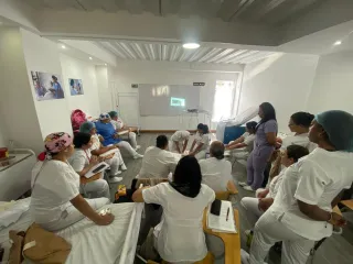 Estudiantes de Auxiliar de Enfermería en Pereira refuerzan sus habilidades en primeros auxilios