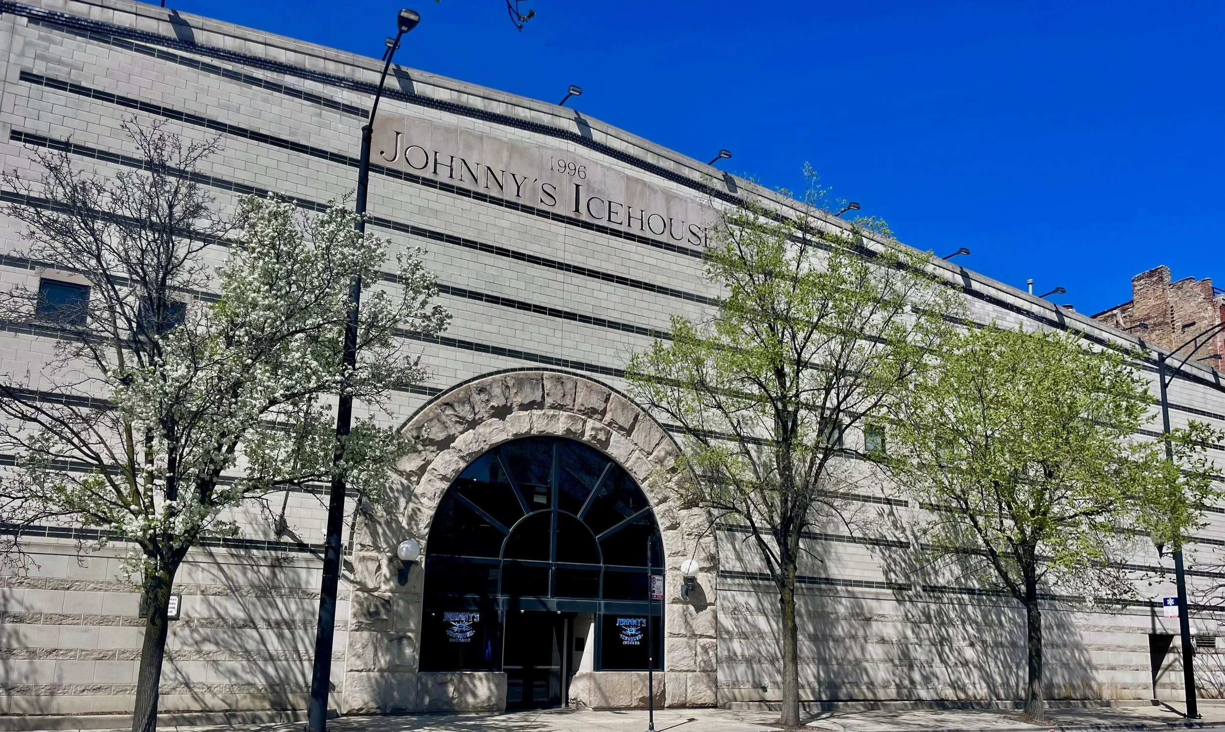 🧊 Ice House Chicago: Your Go-To Spot for Cold Drinks & Great Vibes