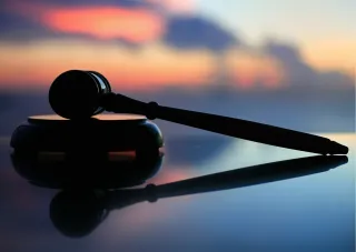 So erkennst du, welche Taktiken dein Ex vor Gericht benutzt – und wie du souverän reagierst