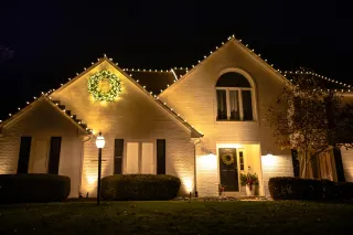Creating Christmas Magic Without the Chaos: Holiday Lighting Tips for Busy Parents
