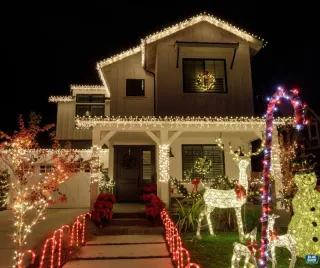 The Most Popular Christmas Lighting Styles for 2025 (That Kids Will Love Too)

