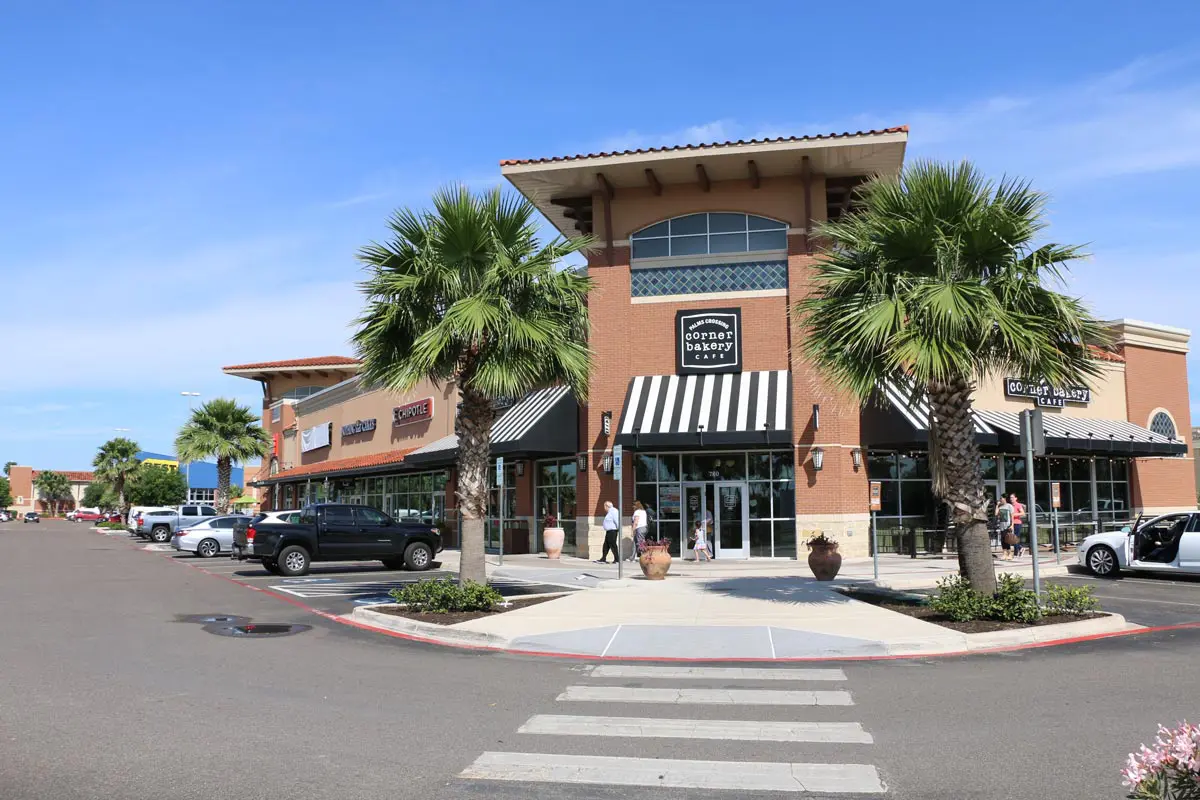 🛍️Shop, Dine, and Explore: Palms Crossing Shopping Center in Edinburg! 