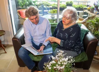 Pourquoi l'Assistance Personnalisée est Cruciale pour les Seniors à Domicile