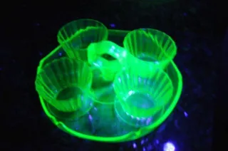 Uranium oxide glass