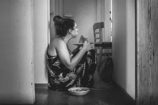 Emotional Eating Isn’t a Weakness. It’s Biology (Here’s What Actually Helps)