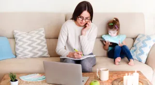 Pourquoi de plus en plus de femmes choisissent le travail autonome en 2025