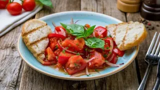 Insalata di Pomodori e Cipolla di Tropea: A Simple Masterpiece of Calabria Cuisine