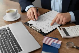 ¿Cómo se le Paga a un Abogado de Inmigración en Estados Unidos?