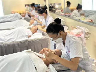 美容院工作时间太长，员工容易离职，而且老人都不愿意栽培新人，如何有效解决？