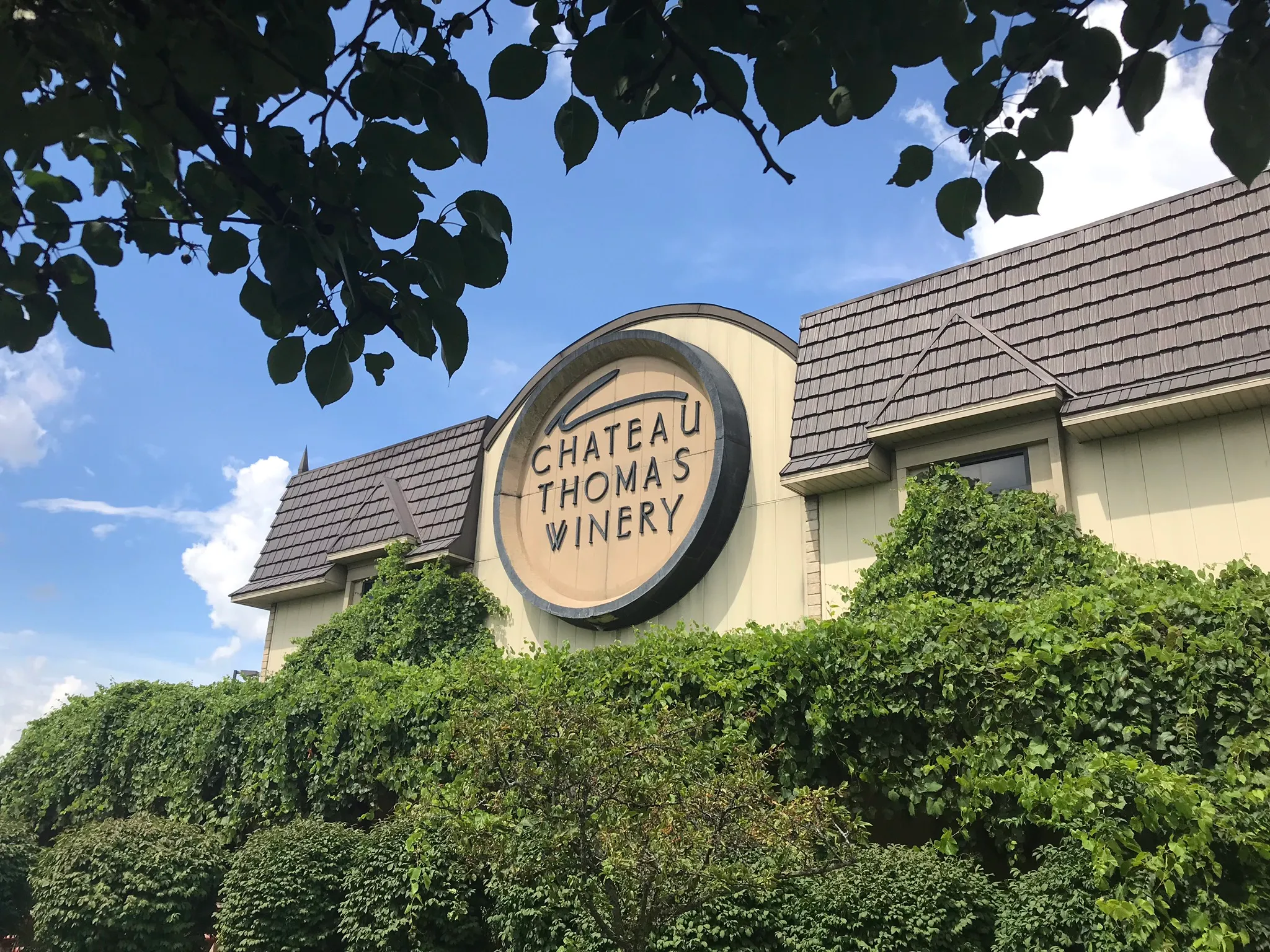 🍷 Sipping in Style: Discover the Charm of Chateau Thomas Winery