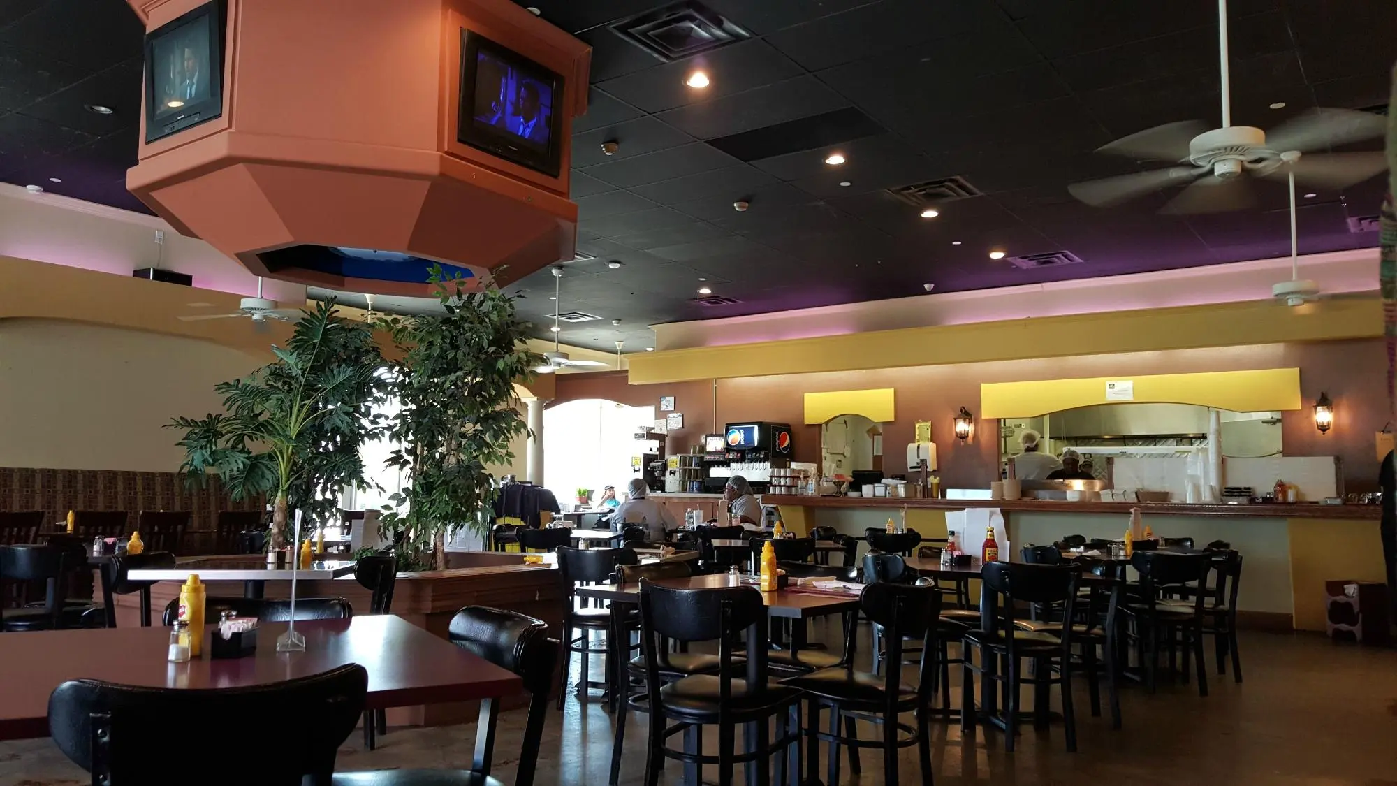 🍗 Maxine’s Chicken & Waffles – Where Indy Comfort Food Lives Big