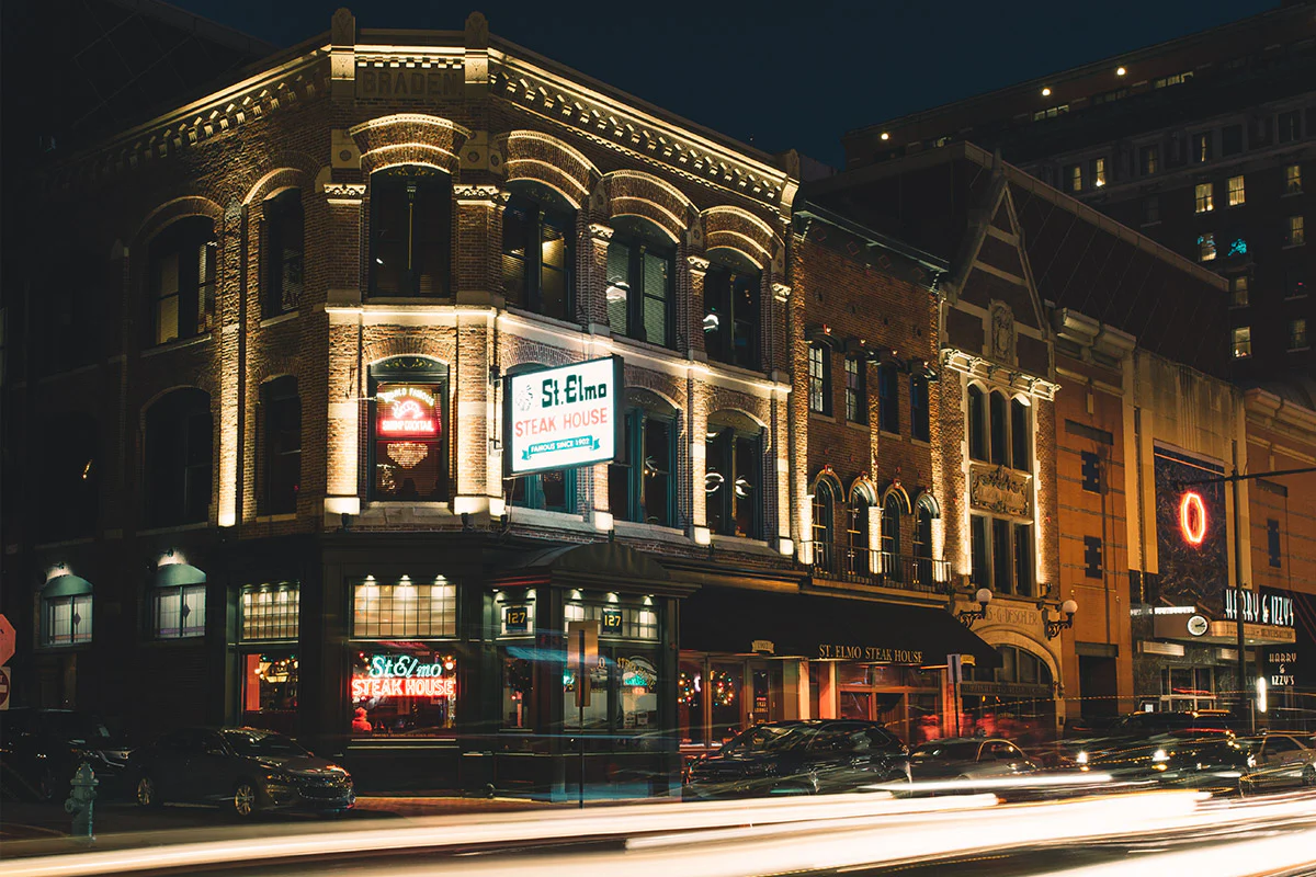 Indy’s Legendary Steak Experience: St. Elmo Steak House – Prime Edge Car Rentals, Indianapolis, IN 🥩🚗 Get Ready for a Classic Indy Meal