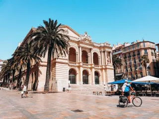 Évasion Méditerranéenne : Explorez Toulon avec le Confort de NB VTC