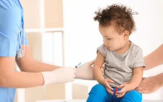 Vaccination des enfants au Québec : l’impact des coupes et de la désinformation – Clinique Omicron