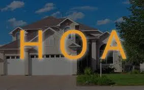¿Cuánto impacto tienen los seguros y las cuotas HOA en el mercado residencial de Orlando?