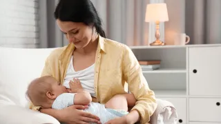 Por que o bebê recusa o peito ou mama pouco? Entenda e ajude com acolhimento