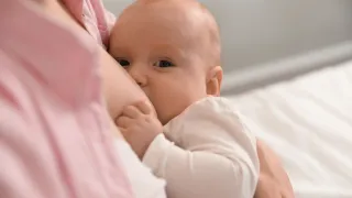 Quando o refluxo e o vômito viram rotina no bebê: o que observar e como acolher esse momento