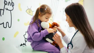 Vacinas e consultas de rotina: como transformar o cuidado em um momento de segurança e vínculo