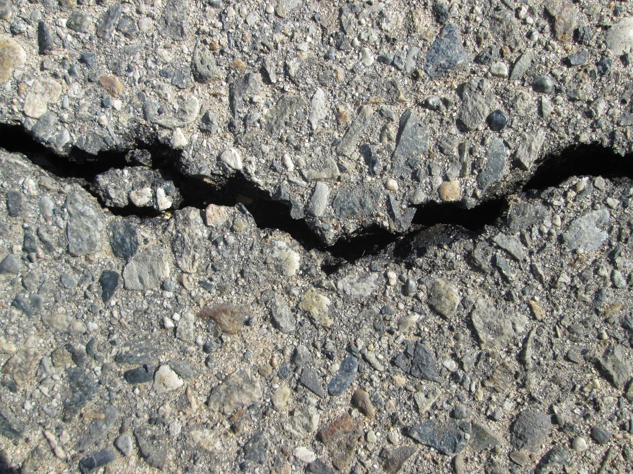 The Importance of Hot Rubber Crack Filler for Asphalt Maintenance
