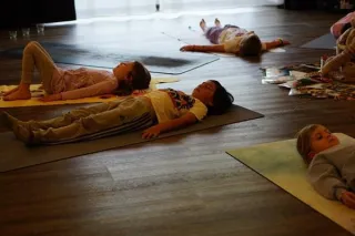 Yoga mit Kindern: Ein Ruhepol in der hektischen Welt