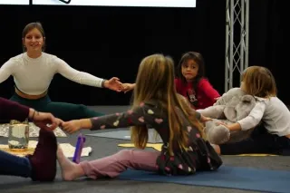 Der Unterschied zwischen Erwachsenen-Yoga und Kinderyoga:  Vorteile und die Anerkennung durch Krankenkassen