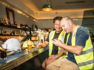 Dónde ganas más, en la obra o en el bar