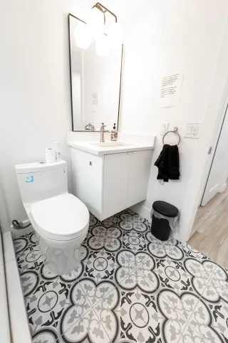 Maximize Your Bathroom: Efficient Use of Corner Spaces